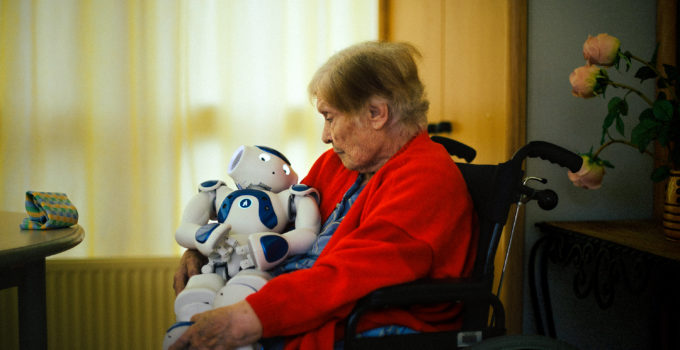 anciana cuidando de un robot